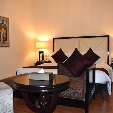 Ramada Plaza By Wyndham Karachi Airport Hotel Екстериор снимка A bedroom at the Taj Bengal