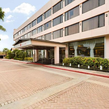 Ramada Plaza By Wyndham Karachi Airport Hotel Екстериор снимка The hotel's entrance