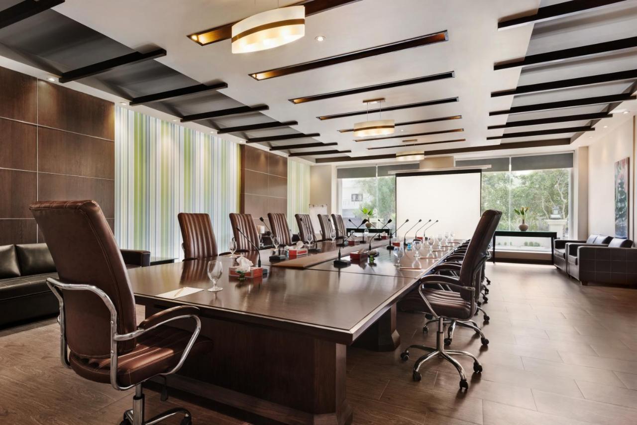 Ramada Plaza By Wyndham Karachi Airport Hotel Екстериор снимка Boardroom at the hotel