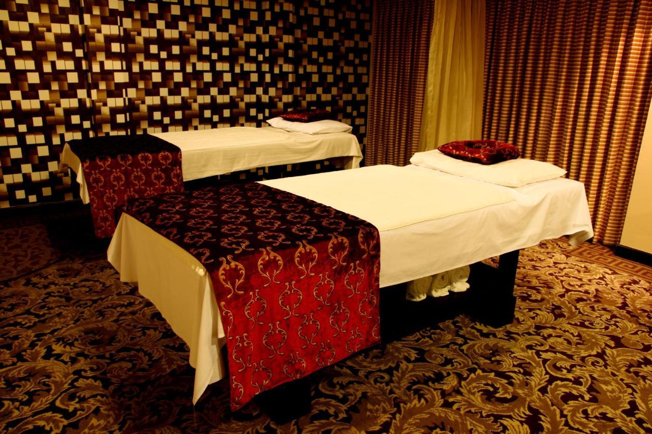 Ramada Plaza By Wyndham Karachi Airport Hotel Екстериор снимка Massage beds
