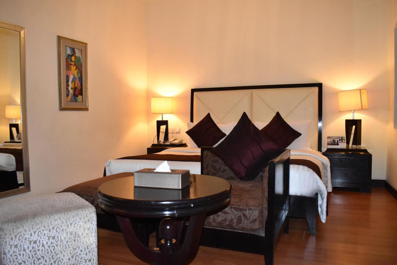 Ramada Plaza By Wyndham Karachi Airport Hotel Екстериор снимка A bedroom at the Taj Bengal