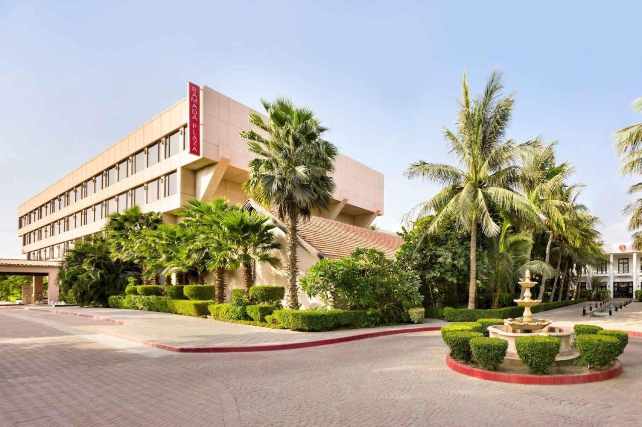 Ramada Plaza By Wyndham Karachi Airport Hotel Екстериор снимка The hotel in 2012