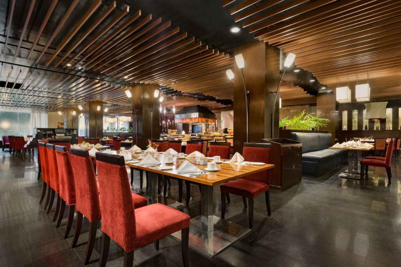 Ramada Plaza By Wyndham Karachi Airport Hotel Екстериор снимка The interior of the restaurant
