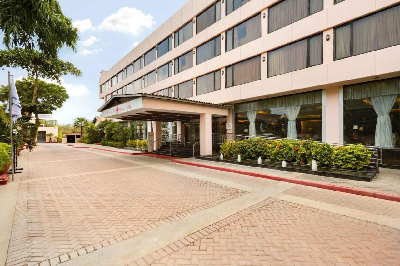 Ramada Plaza By Wyndham Karachi Airport Hotel Екстериор снимка The hotel's entrance
