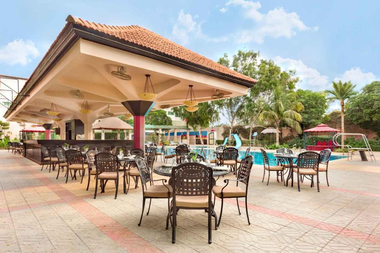 Ramada Plaza By Wyndham Karachi Airport Hotel Екстериор снимка The poolside bar at the hotel