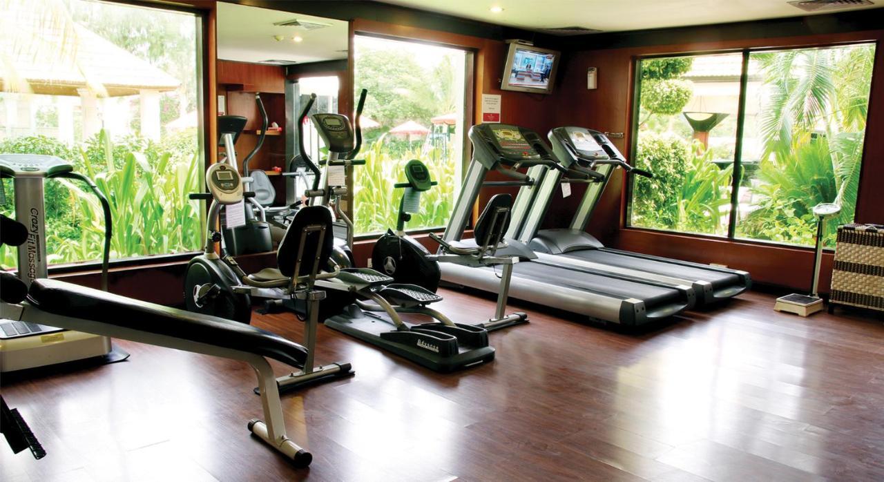 Ramada Plaza By Wyndham Karachi Airport Hotel Екстериор снимка A gym at a hotel