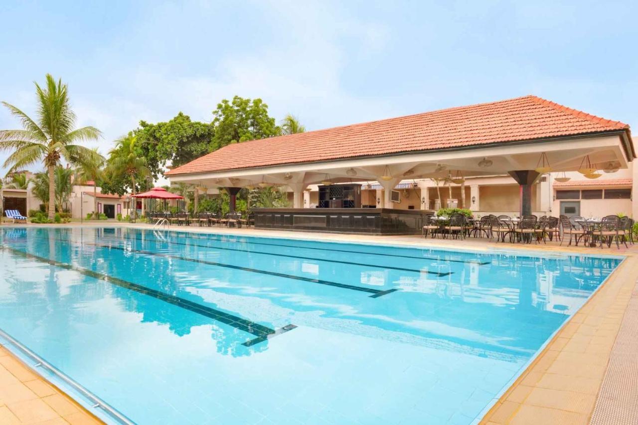 Ramada Plaza By Wyndham Karachi Airport Hotel Екстериор снимка Swimming pool at the club
